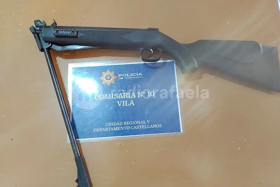 Vila: un menor de edad a las vueltas por la plaza con un rifle de aire comprimido