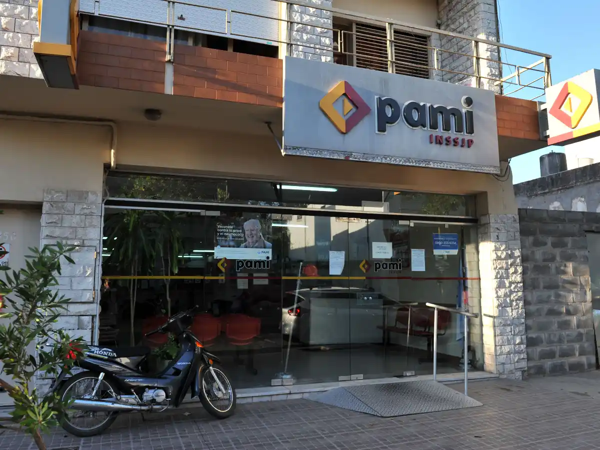 Entregan  bolsones del Pami   