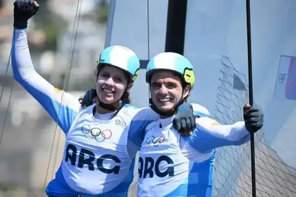 Mateo Majdalani y Eugenia Bosco, la pareja de vela que consiguió la segunda medalla argentina en los Juegos Olímpicos