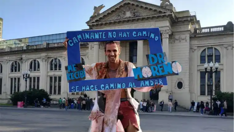 Tiene parálisis cerebral y se graduó de médico a los 23 años