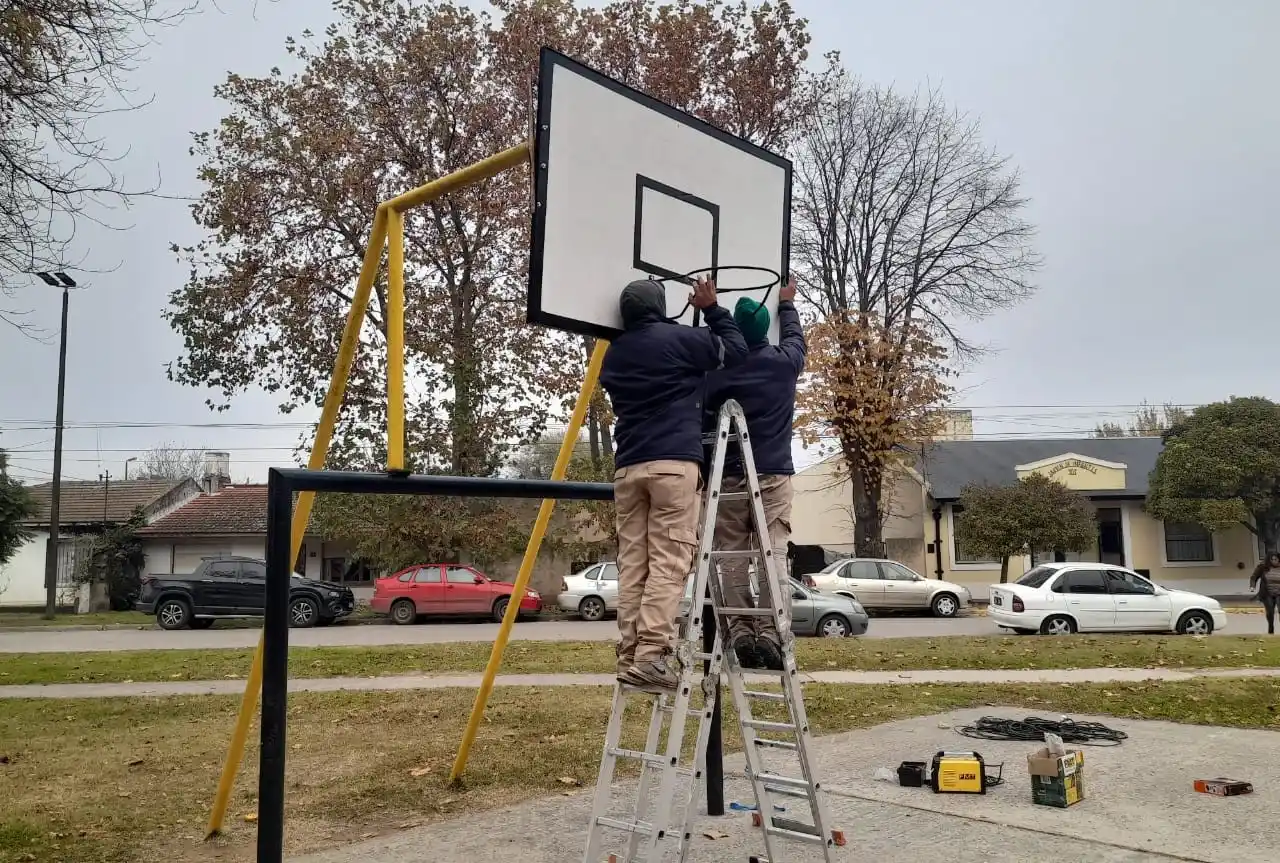 Se trabajó en los arcos de fútbol y tableros con sus respectivos aros de básquet.