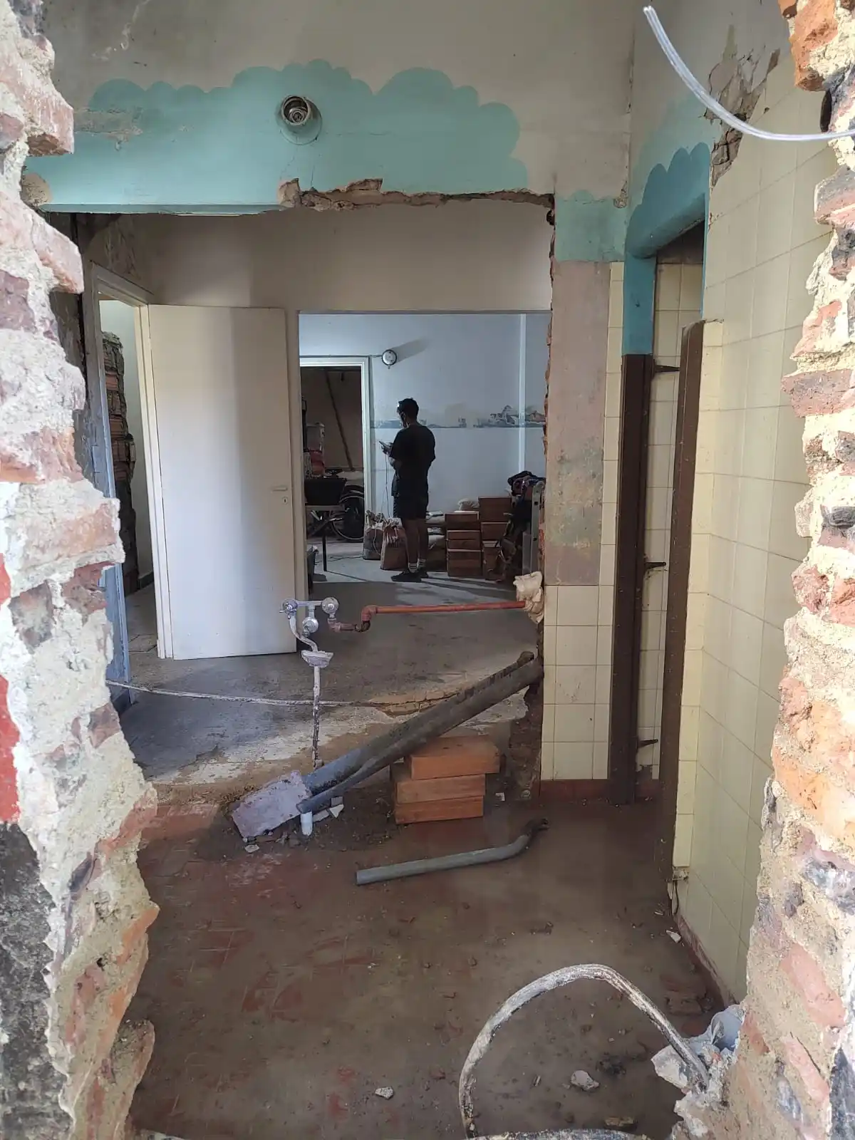 Integrantes de Casa Violeta refaccionan el nuevo espacio.