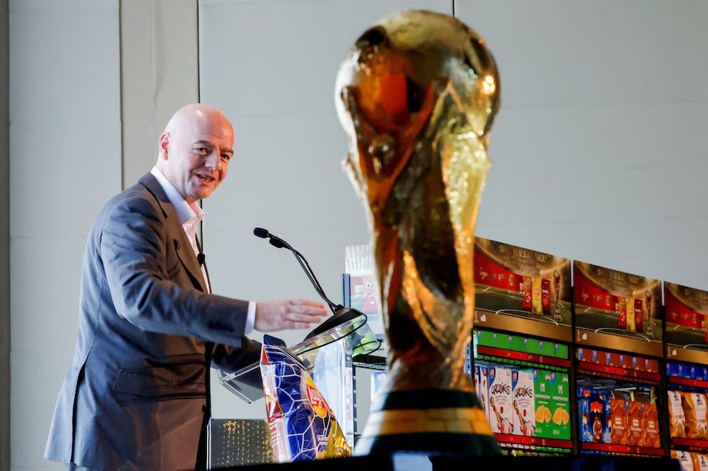 El presidente de la FIFA, Gianni Infantino, con la Copa del Mundo