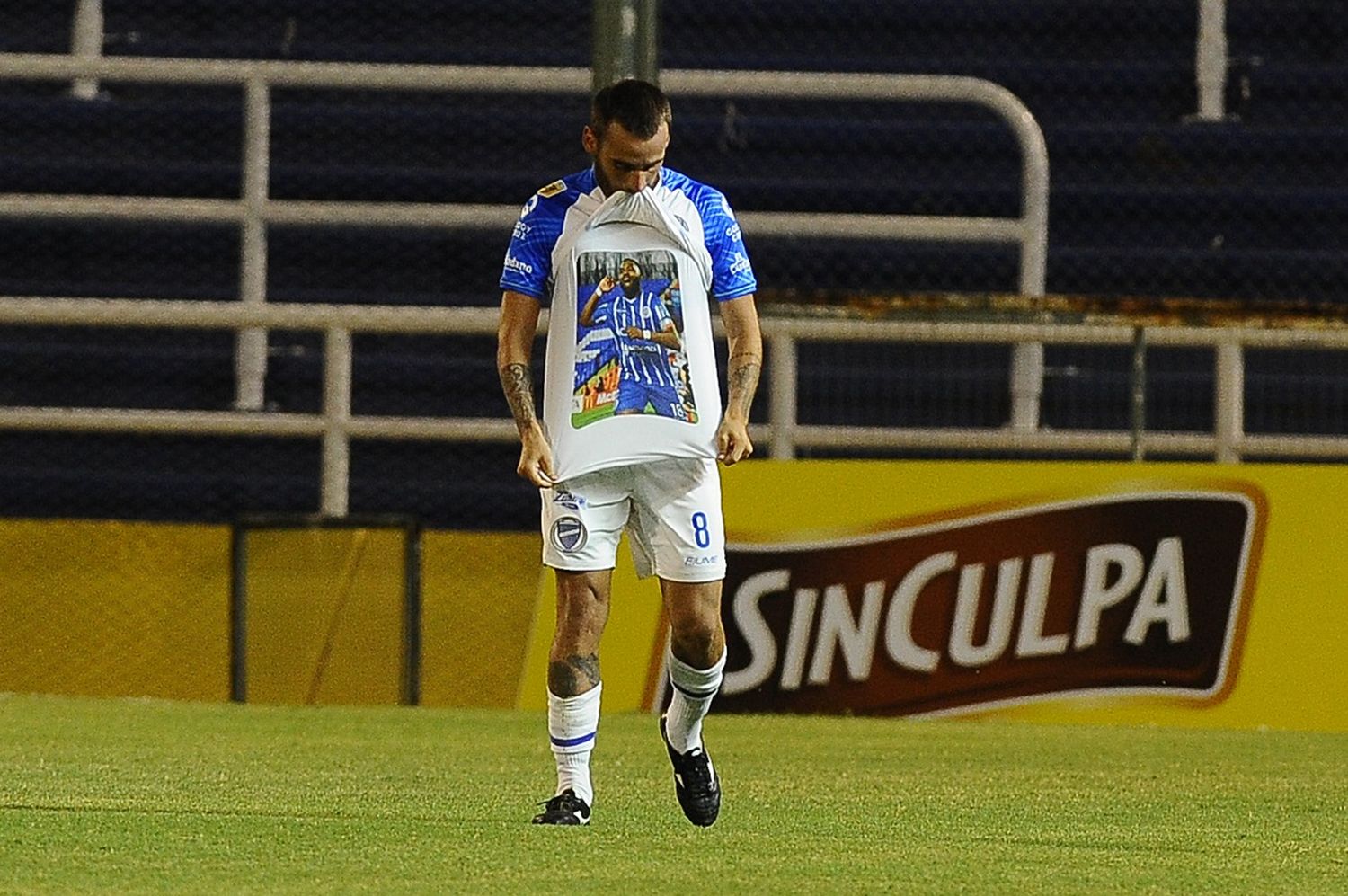Con dedicatoria al Morro García, Renzo Tesuri convirtió su primer doblete en primera