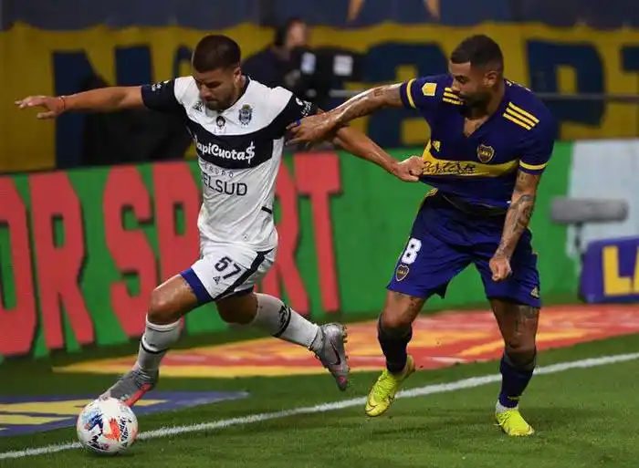 Boca rescató un empate ante Gimnasia en su debut