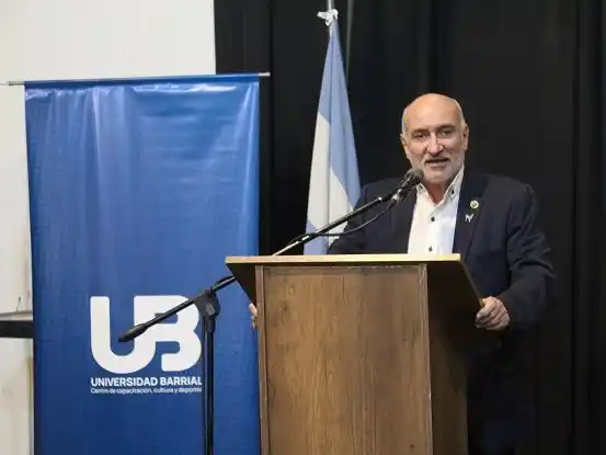 El rector Marcelo Aba durante su discurso en el acto.