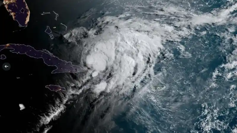 Tormenta Isaías dejó 5 mil evacuados en República Dominicana y se convirtió en huracán rumbo a las Bahamas