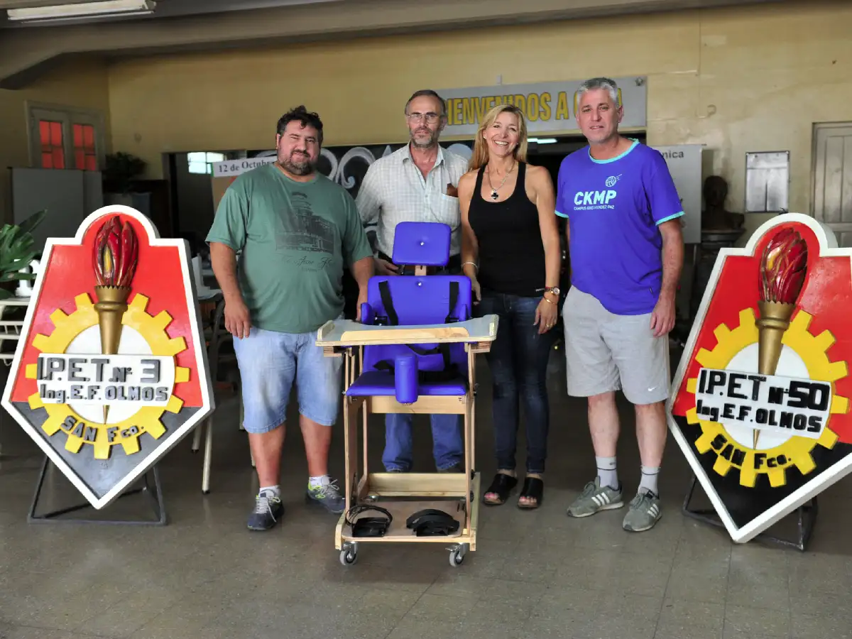 Alumnos del Ipet 50 fabricaron una silla  postural para joven con discapacidad