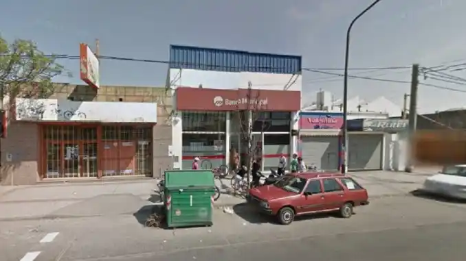 Vestidos de policías y recolectores robaron $1,5 millón de un banco