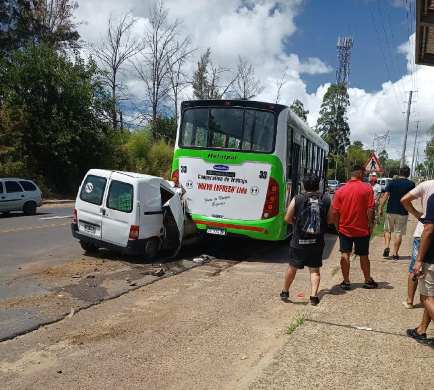 Un utilitario se incrustó en la parte trasera de un colectivo