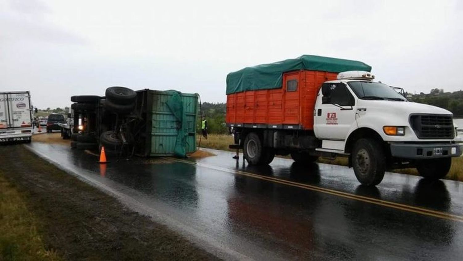 Un camión volcó en la traza vial Victora Rosario