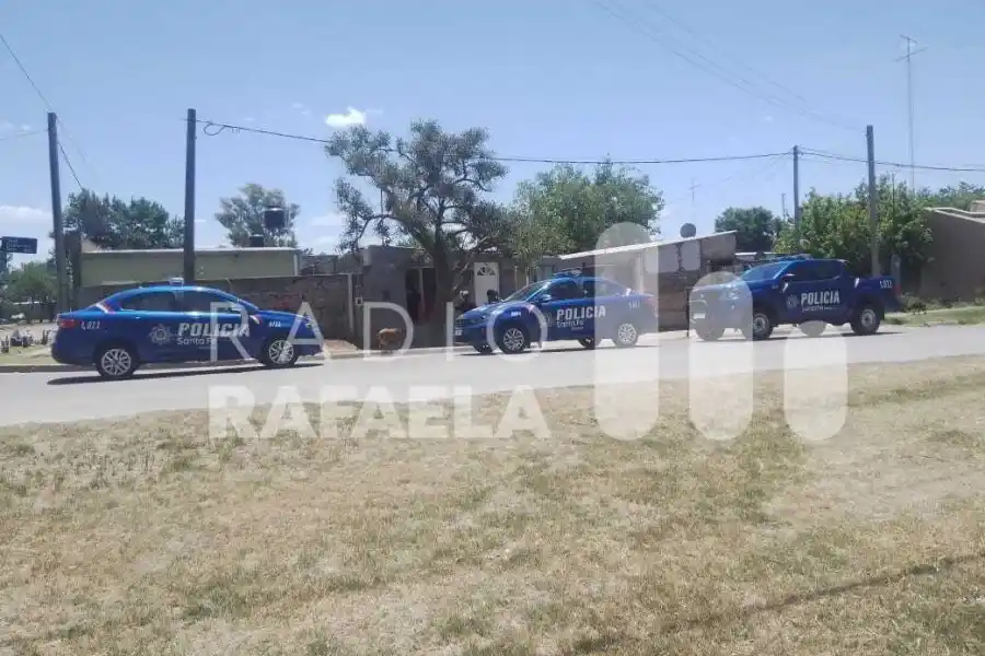 Efectivos policiales en el domicilio