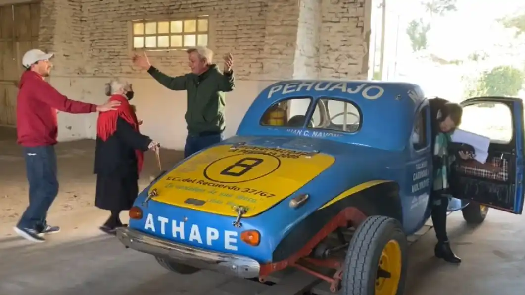 Emotivo homenaje en Pehuajó: el auto de un histórico piloto volvió al taller donde se preparaba hace más de 60 años