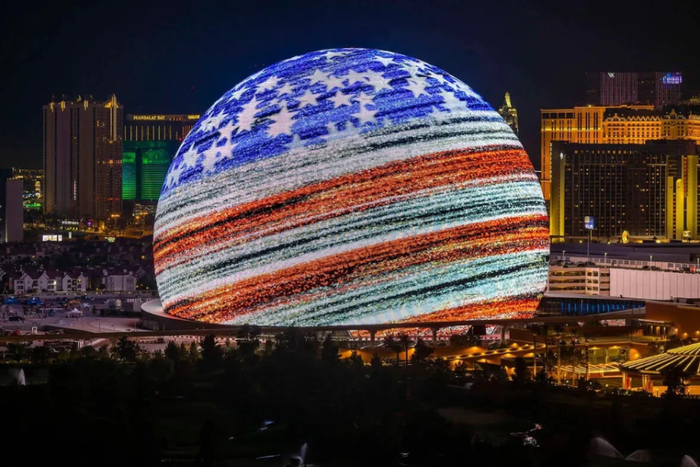 El 4 de julio, en el marco del Día de la Independencia de Estados Unidos, el MSG Sphere, se iluminó por primera vez y con la bandera estadounidense