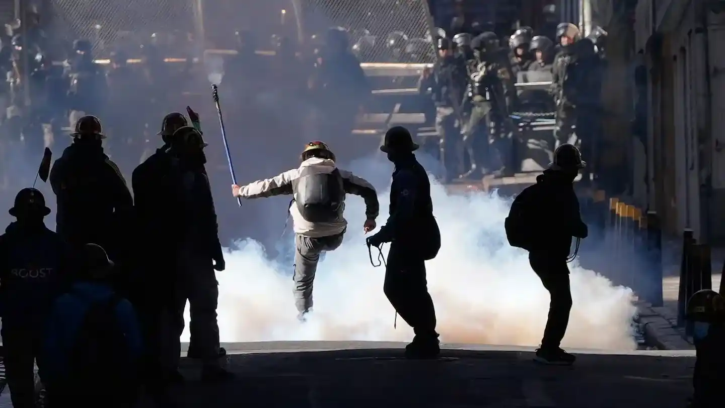 Mineros artesanales se enfrentan a la policía exigiendo acceso a las zonas mineras ampliadas en La Paz. (Foto AP/Juan Karita)