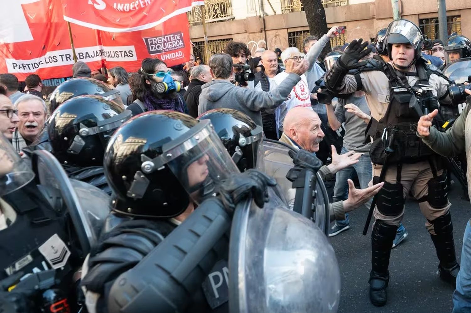 Hubo más de 30 heridos y dos detenidos tras los incidentes en la marcha contra el veto a la ley jubilatoria