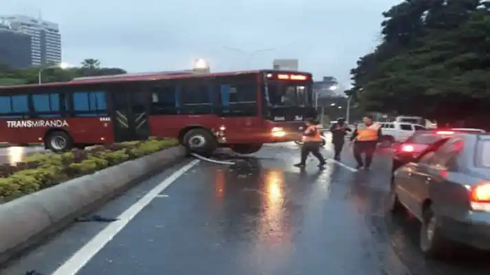 ACCIDENTE en la FRANCISCO FAJARDO: autobús atravesado tranca la autopista
