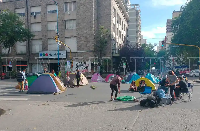 Acampe y corte en pleno centro de la ciudad: "Necesitamos una asistencia por parte del Municipio"