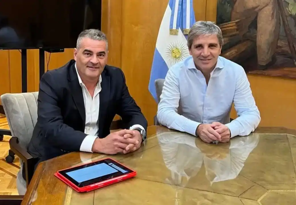 Fernando Bearzi, junto a Luis Caputo, cuando todavía era titular de ANSES.