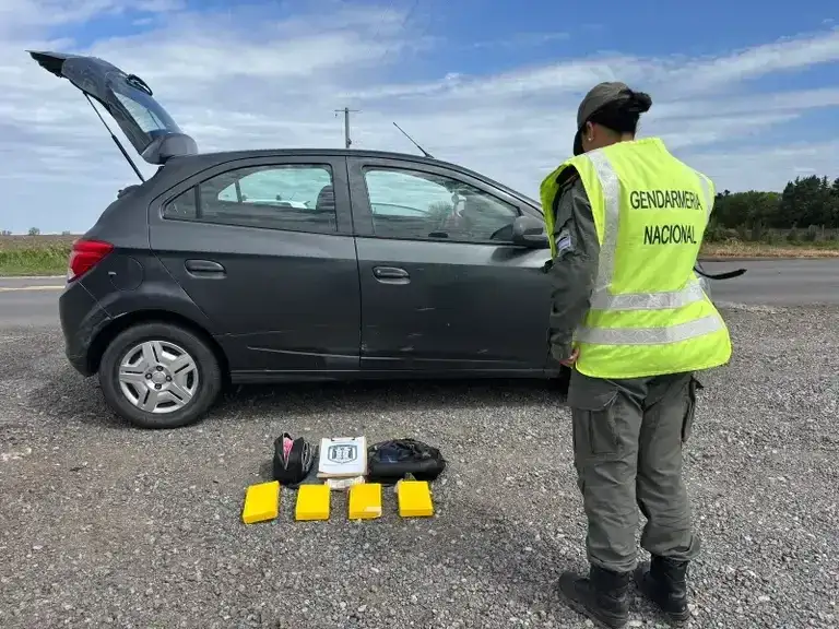 El Chevrolet Onix Joy, interceptado en noviembre último a la altura del kilómetro 133 de la Ruta 90, cuando sus dos ocupantes trasladaban cuatro "ladrillos" de cocaína. Foto: Gentileza