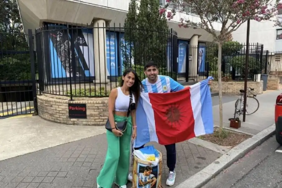 Matías Rojas entregándole el regalo a Antonela Rocuzzo