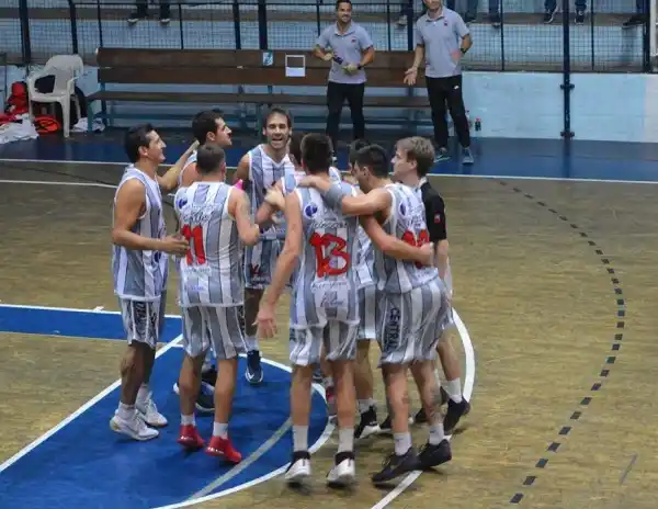 Con sufrimiento y coraje, Central derrotó a Ferro y sigue imparable