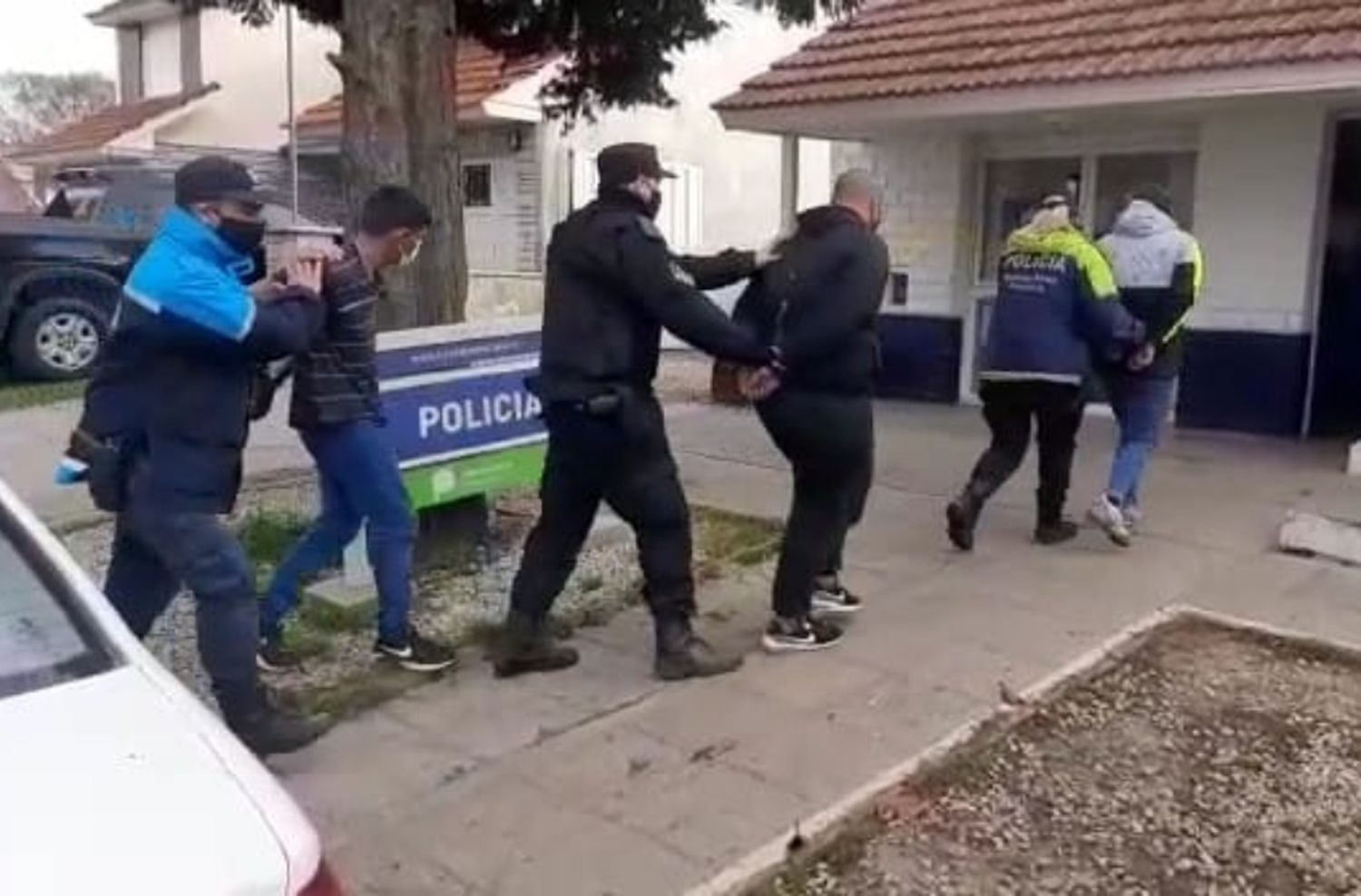 Roban a remisero y cuando los atrapan, la mujer de uno de ellos atacó a la policía a botellazos