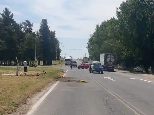 Dobló para ingresar a Crespo y chocó con un vehículo que circulaba en sentido contrario