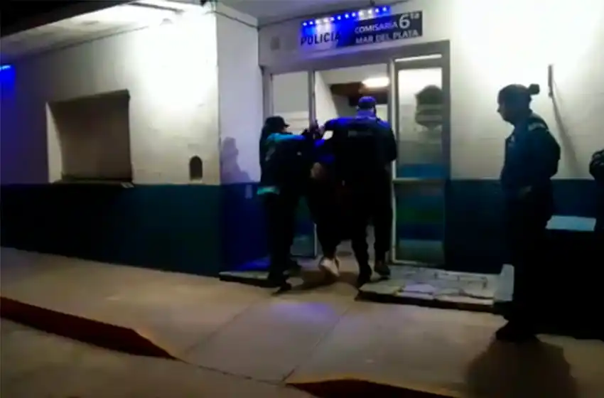 Golpearon a chofer de micro: dos detenidos