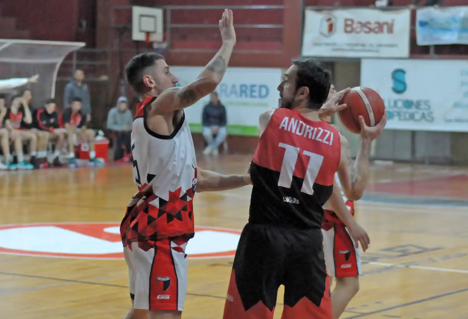 Andrizzi, marcado por Dinova en el juego del miércoles.