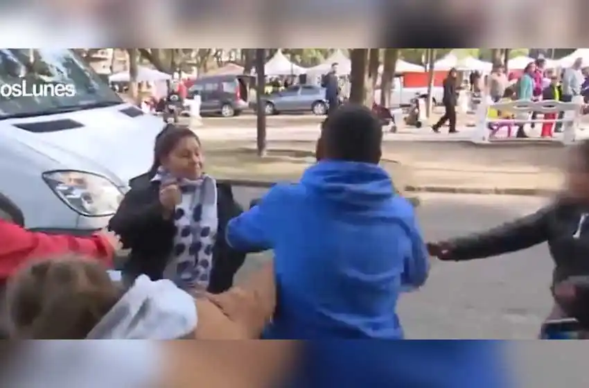 Video: violenta pelea entre huerteros en la feria de la calle recreativa