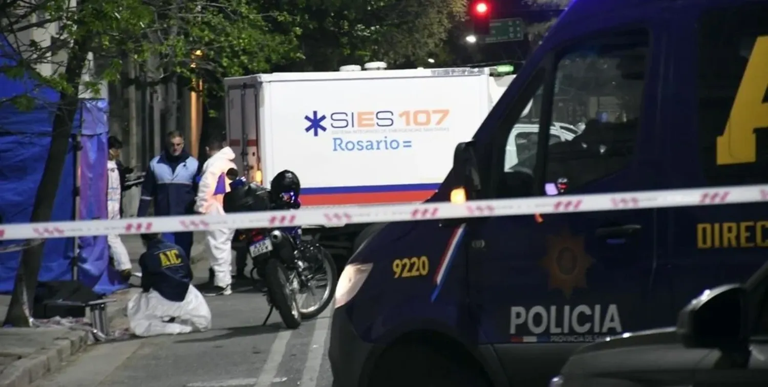 La simpatizante tenía 32 años y circulaba en una moto como acompañante de su pareja cuando fueron atacados a piedrazos en Ovidio Lagos y avenida Pellegrini. Crédito: Marcelo Manera.