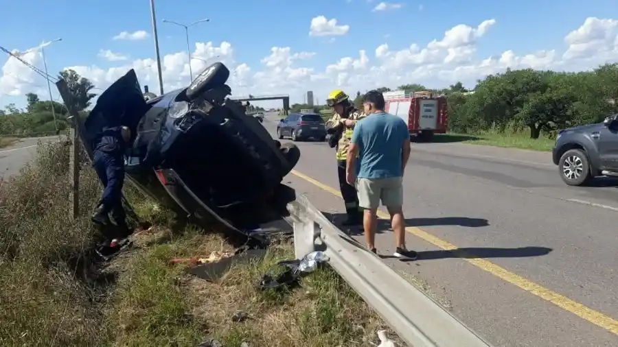 Volcó una familia de Gualeguaychú en la Ruta 14