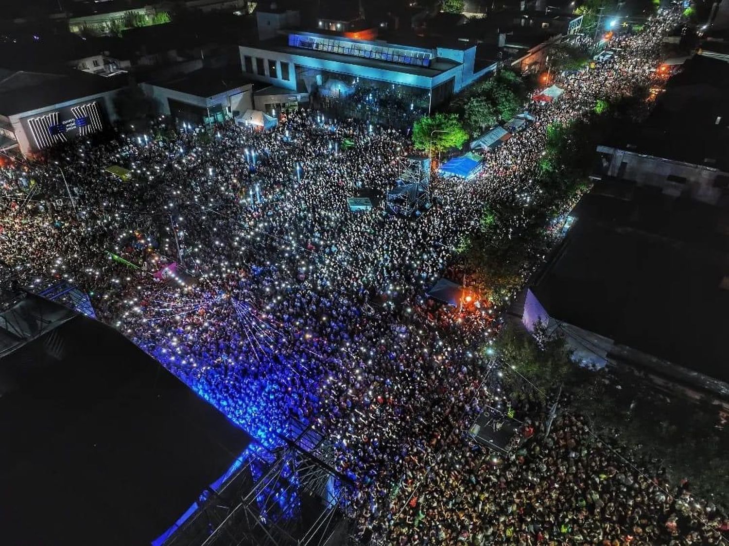 El Carnaval de Lincoln explotó de gente: No faltaron los cabezudos de Messi y Di Maria