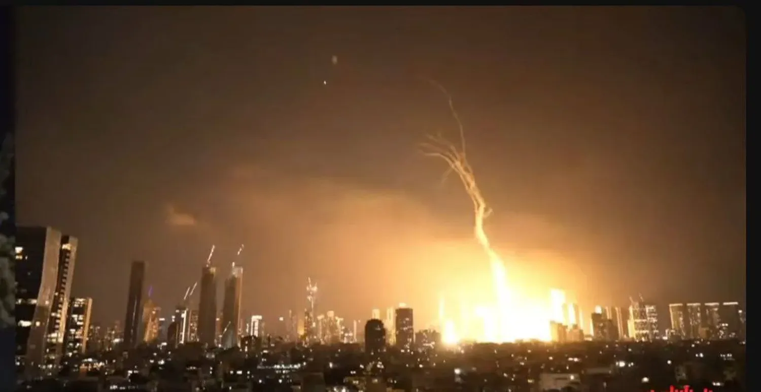 Irán bombardeó la región metropolitana de Tel Aviv: hay 34 heridos: Bomberos trabajan en rescates entre los escombros.