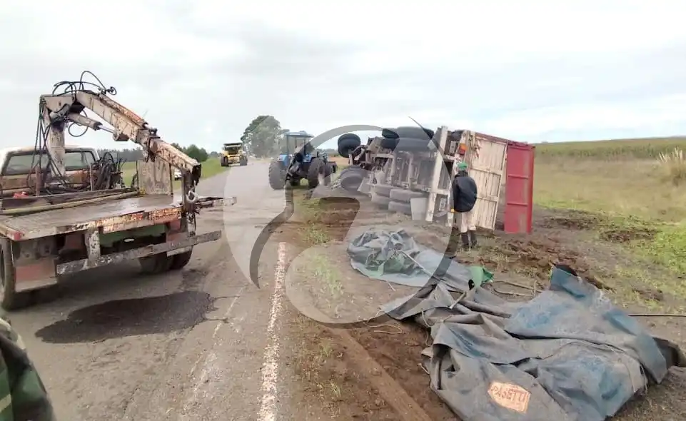 Ardua labor para retirar de la calzada parte del acoplado del transporte siniestrado