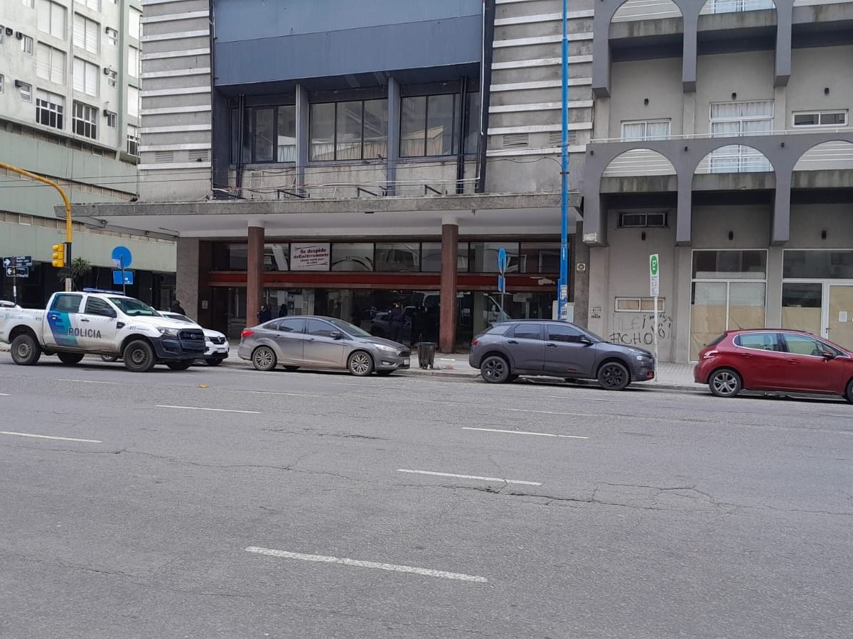 Los agentes hallaron una camioneta Renault Master blanca con la puerta del acompañante mal cerrada y el interior completamente revuelto.
