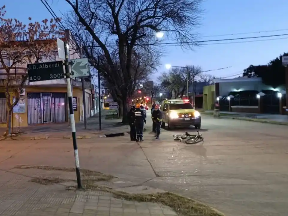 Los servidores públicos trabajando en el lugar del accidente.