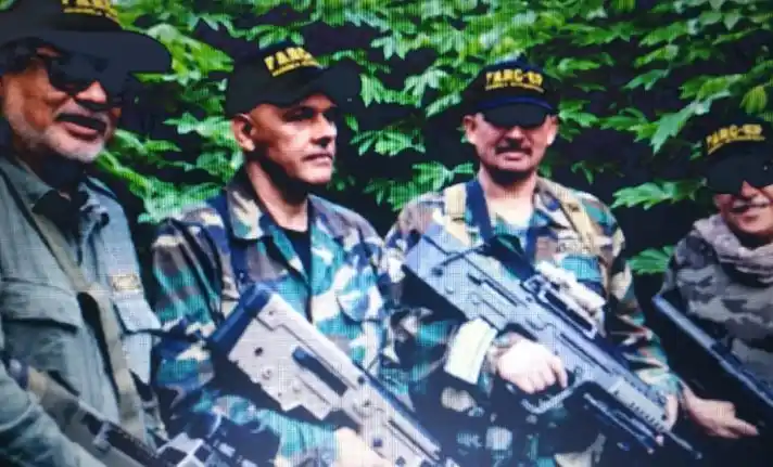 «Consiguen las armas en Venezuela»: FF.MM colombianas frente a fotografía de Santrich y Márquez