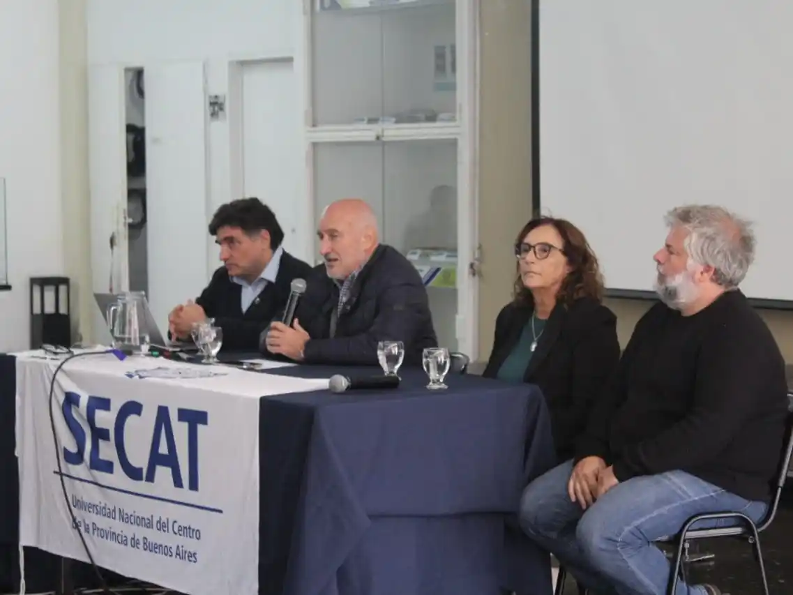 El rector Marcelo Aba, junto a otros funcionarios de la Unicen, en el inicio de la jornada.