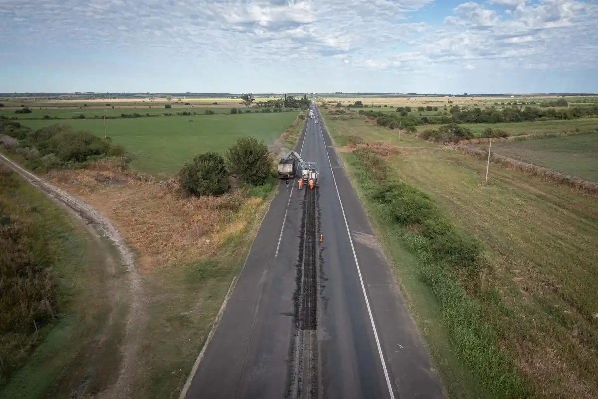 Continúan las obras de bacheo en la Ruta 20 dentro del plan vial provincial que lleva un 62% de avance