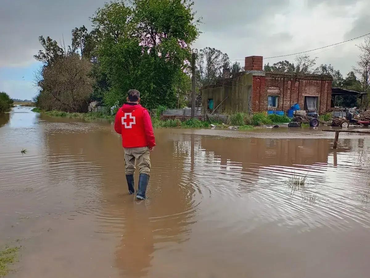 Colaboración. De la Cruz Roja Necochea con los damnificados por el temporal en Santamarina