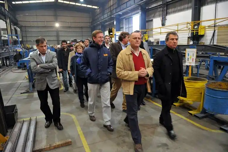 Presentaron a Urribarri el prototipo de un camión Bitren de última tecnología   