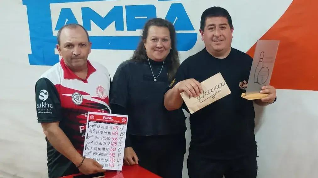 El campeón César Guzmán, junto a Gustavo Rinci y Guillermina Albano (subcomisión de bowling)