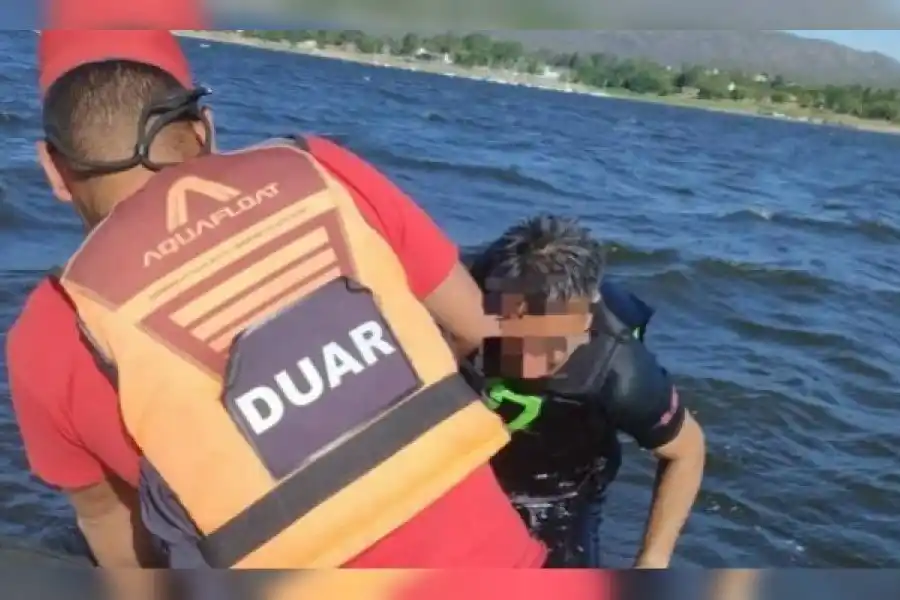 Practicaban windsurf en el Lago San Roque, quedaron varados y tuvieron que ser rescatados