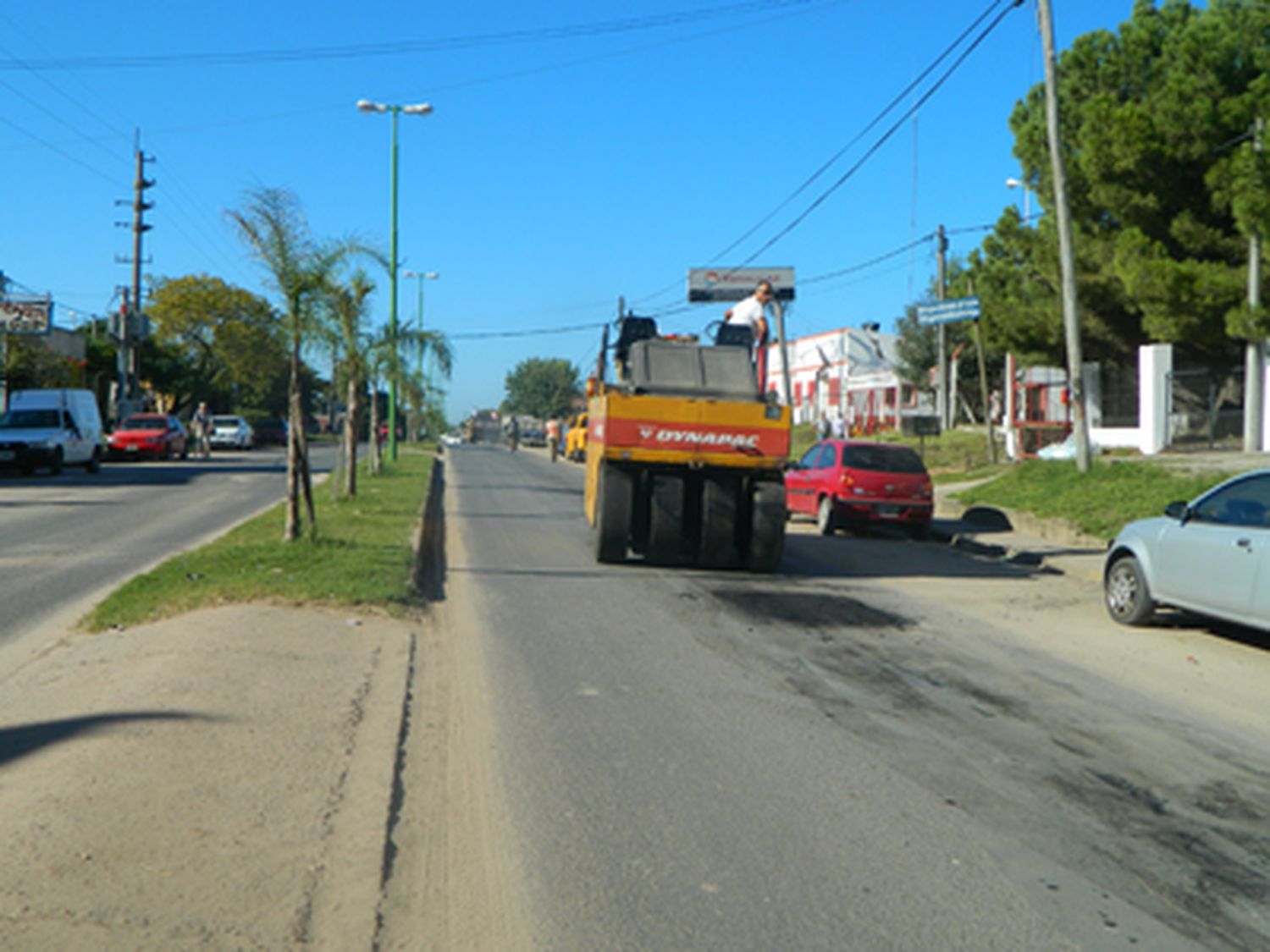 Se inició el bacheo en bulevar Daneri y trabaja en el mantenimiento de calles