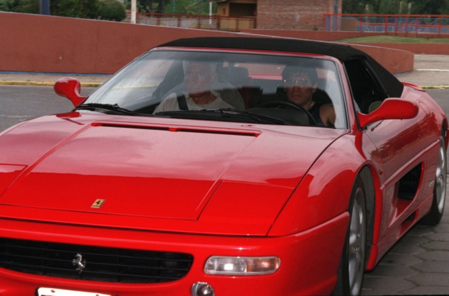 La Ferrari de Maradona, entre los autos secuestrados a la banda narco