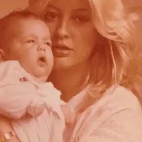 Sindy Lazo recién nacida con su mamá. Foto Instagram