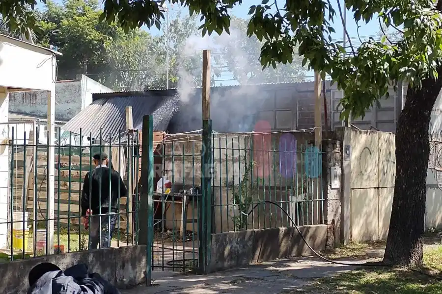 Video: gran cantidad de humo por un principio de incendio en barrio Italia