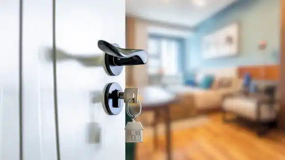 Por qué no se debe dejar la llave en la cerradura por la noche, según expertos en seguridad